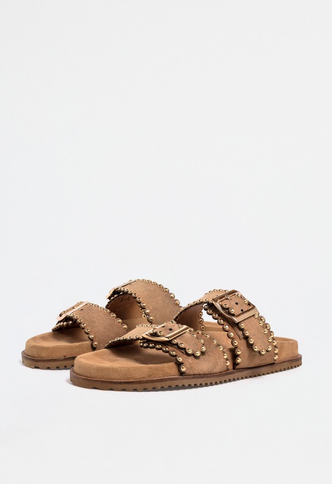 Sandalia plana de mujer en piel color tostado con doble hebilla y tachas doradas – diseño atrevido y actual Glo 4037 mirror