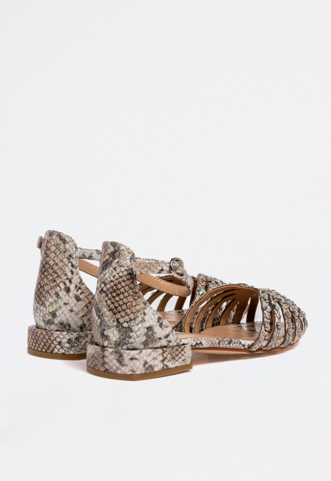 Sandalia cangrejera de mujer en animal print serpiente con abalorios turquesa – Alma en Pena 400 con carácter bohemio