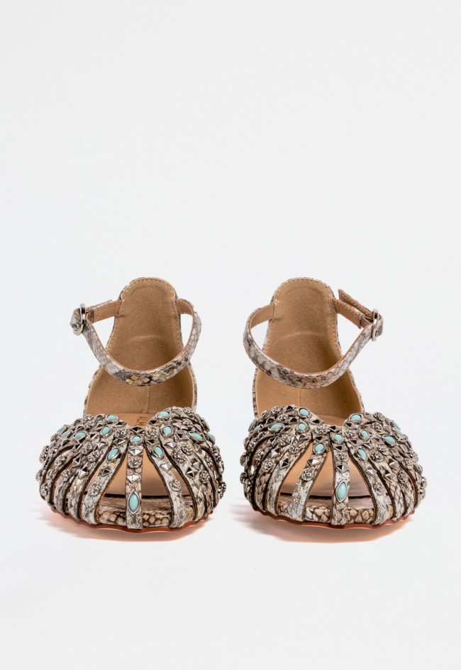Sandalia cangrejera de mujer en animal print serpiente con abalorios turquesa – Alma en Pena 400 con carácter bohemio