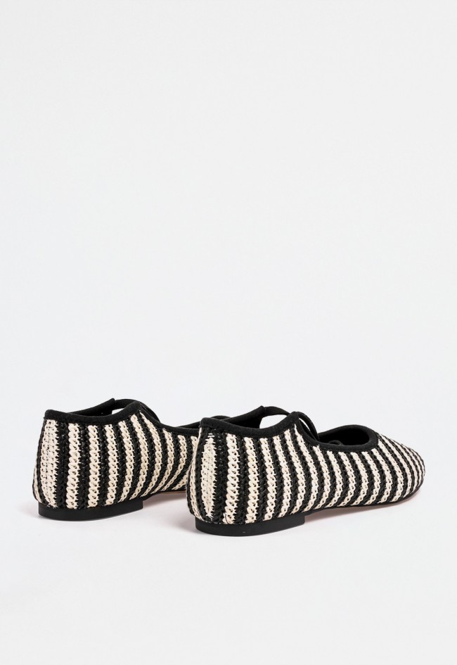 Bailarina plana trenzada en blanco y negro con cordones para mujer – estilo gráfico y artesanal con carácter VAS c11047