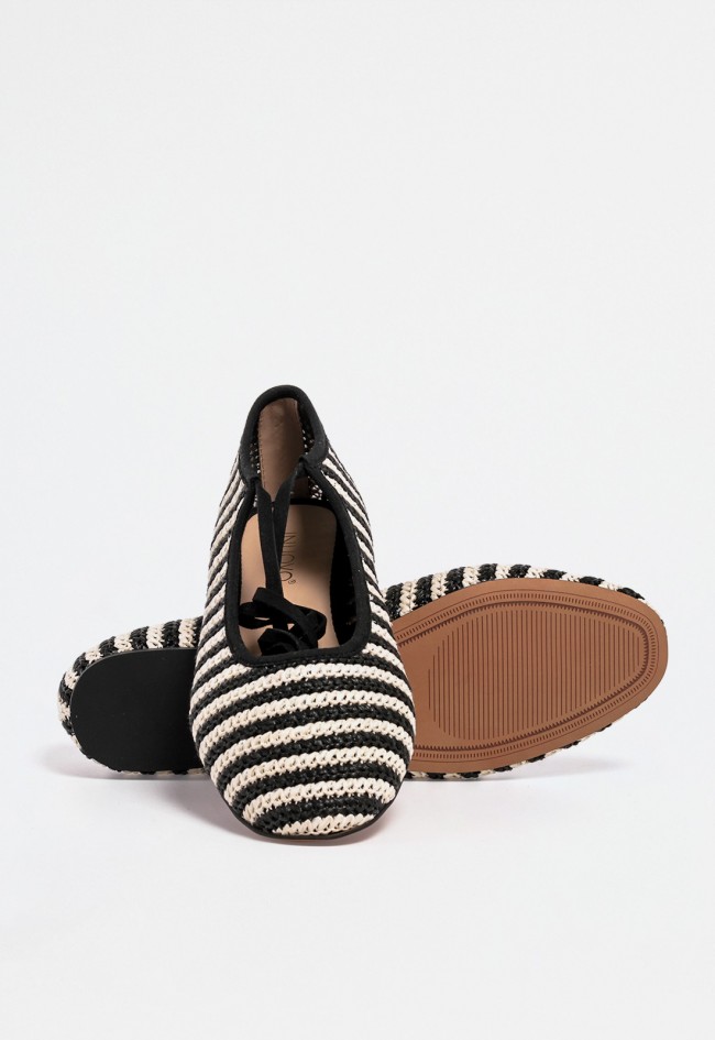 Bailarina plana trenzada en blanco y negro con cordones para mujer – estilo gráfico y artesanal con carácter VAS c11047