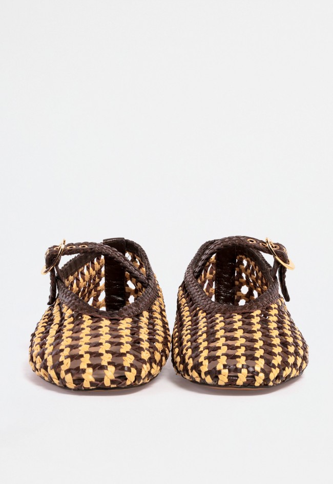 Bailarina trenzada de mujer en marrón y beige con tira frontal y hebilla dorada – elegancia artesanal veraniega VAS a92065