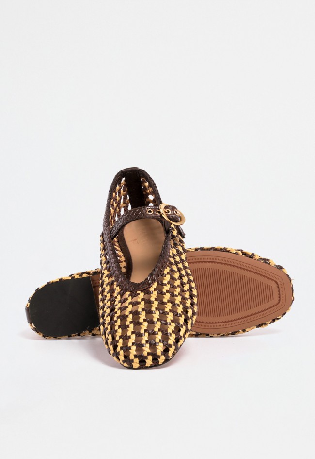 Bailarina trenzada de mujer en marrón y beige con tira frontal y hebilla dorada – elegancia artesanal veraniega VAS a92065