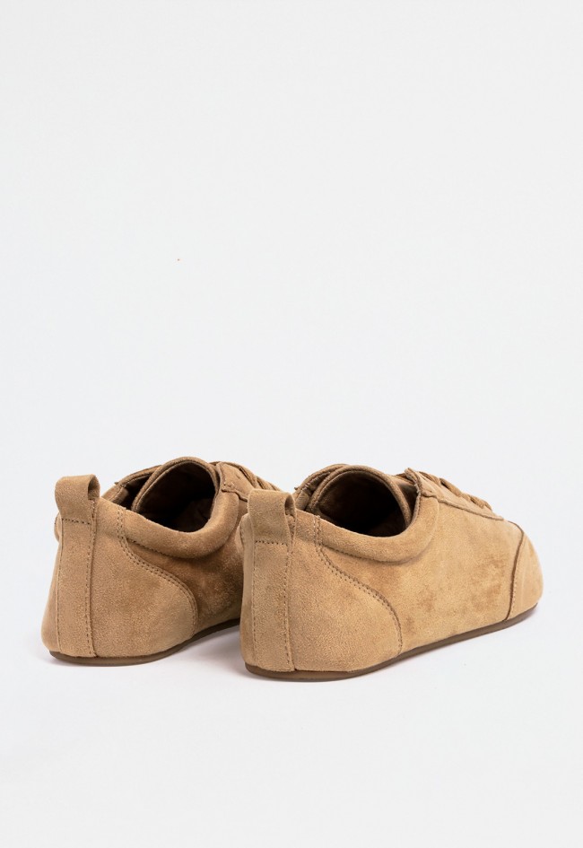 Zapatilla casual de mujer tipo serraje en color camel con cordones y suela fina – estilo relajado y versátil Why Pink? m5030