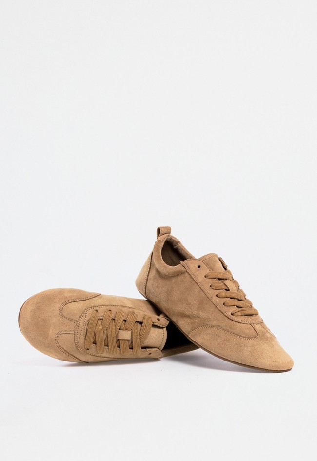 Zapatilla casual de mujer tipo serraje en color camel con cordones y suela fina – estilo relajado y versátil Why Pink? m5030