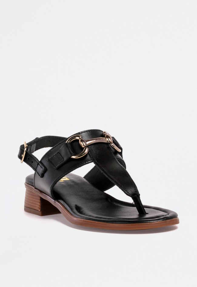 Sandalia mujer negra de dedo en piel con cuña media y broche dorado – elegancia y estilo para el verano VAS 412-beta