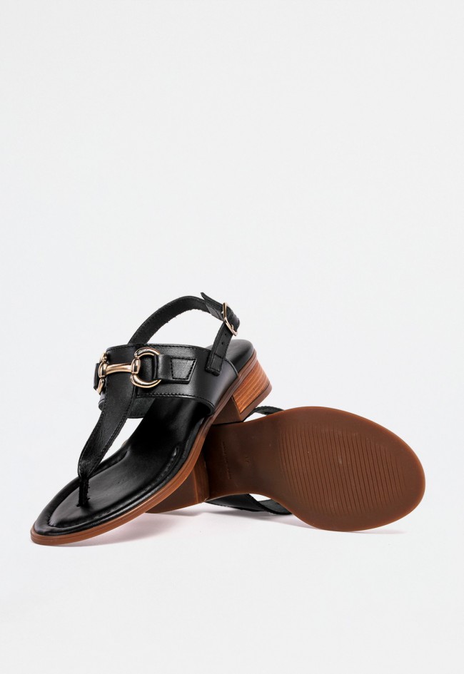 Sandalia mujer negra de dedo en piel con cuña media y broche dorado – elegancia y estilo para el verano VAS 412-beta