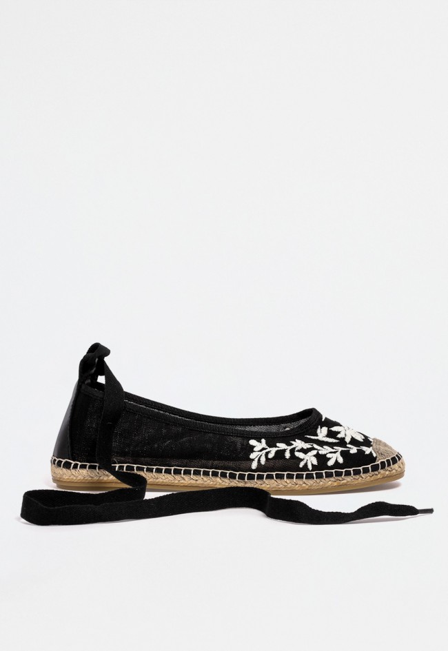 Alpargata mujer negra plana tipo bailarina con cintas y bordados – elegancia artesanal Macarena beya 2