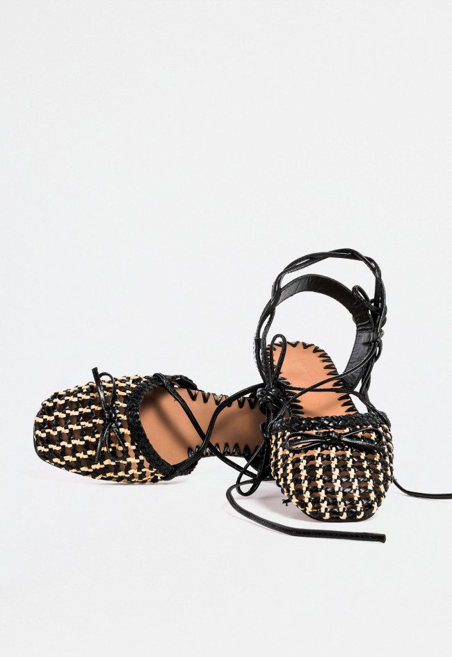 Zapato bailarina negro destalonado trenzado con cordones y lazo – elegancia artesanal y femenina VAS d49001