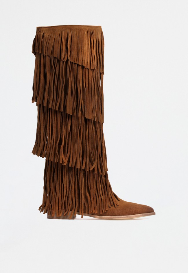 Bota cowboy alta de mujer en piel color cuero con flecos – estilo western con alma bohemia Chini Equipe manuel