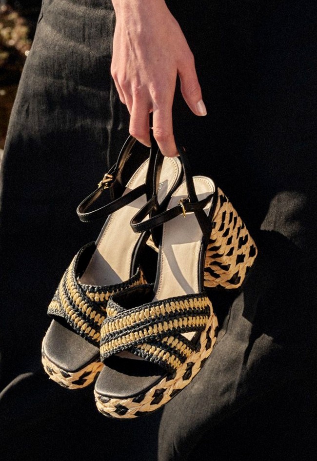 Sandalia tacón ancho trenzada black beige con doble tira cruzada y cierre – diseño moderno y veraniego EXE havana-022