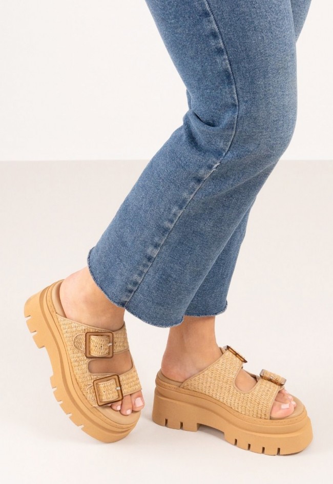 Sandalia plataforma en raffia natural con doble correa y hebilla – comodidad y estilo para el día a día EXE 240621