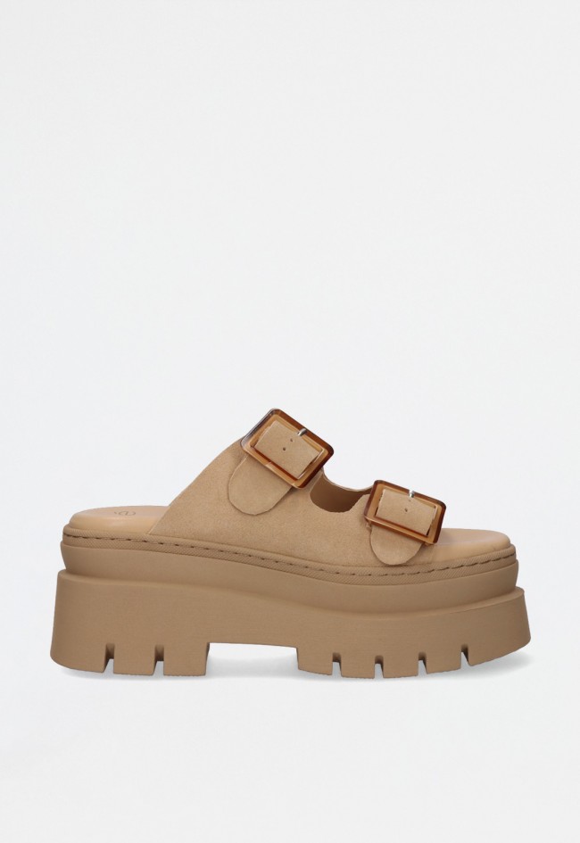 Sandalia plataforma en piel color sand con doble correa y hebilla – estilo y comodidad todo el verano EXE 240621