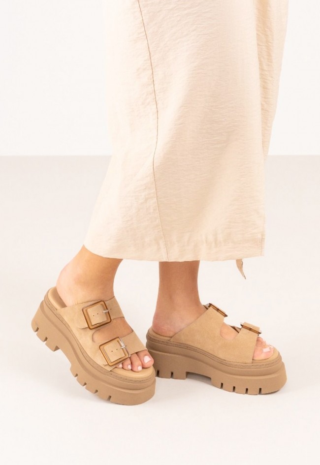 Sandalia plataforma en piel color sand con doble correa y hebilla – estilo y comodidad todo el verano EXE 240621