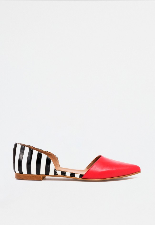Bailarina plana de mujer en piel roja con laterales abiertos y talón a rayas – frescura y estilo gráfico Glo caterin