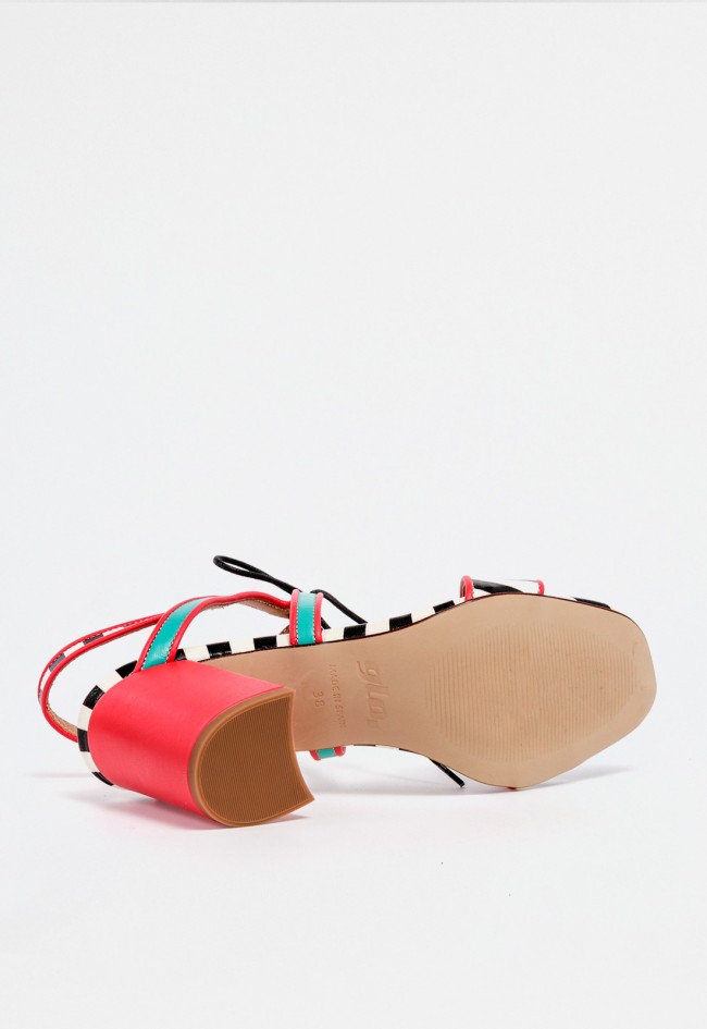 Sandalia de tacón alto en piel con rayas blancas y negras, cierre de cordones y diseño sofisticado Glo Mariposa