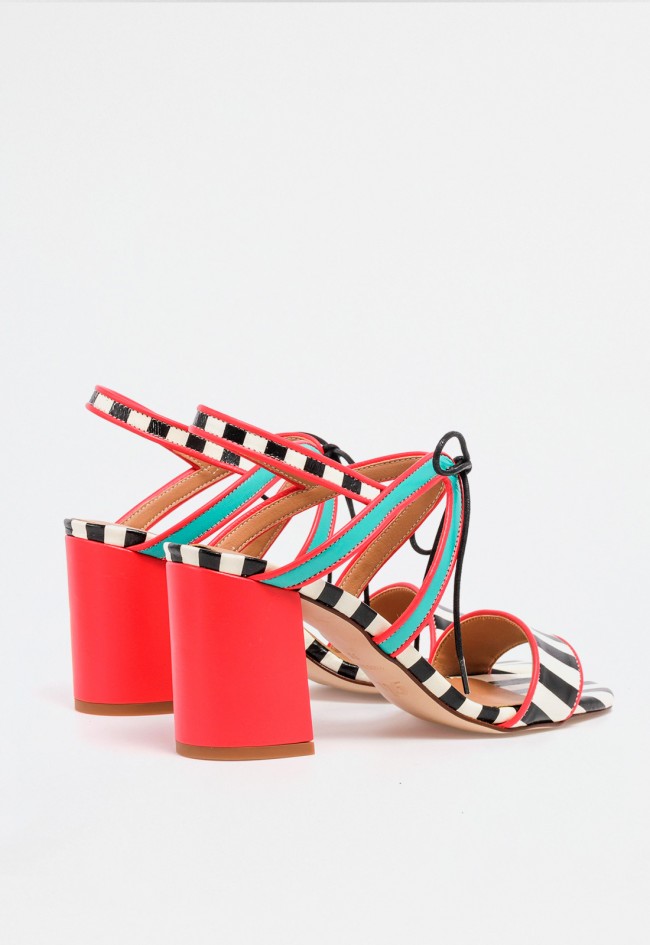 Sandalia de tacón alto en piel con rayas blancas y negras, cierre de cordones y diseño sofisticado Glo Mariposa