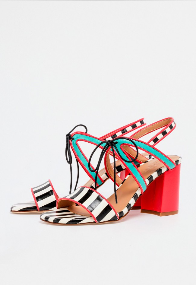 Sandalia de tacón alto en piel con rayas blancas y negras, cierre de cordones y diseño sofisticado Glo Mariposa