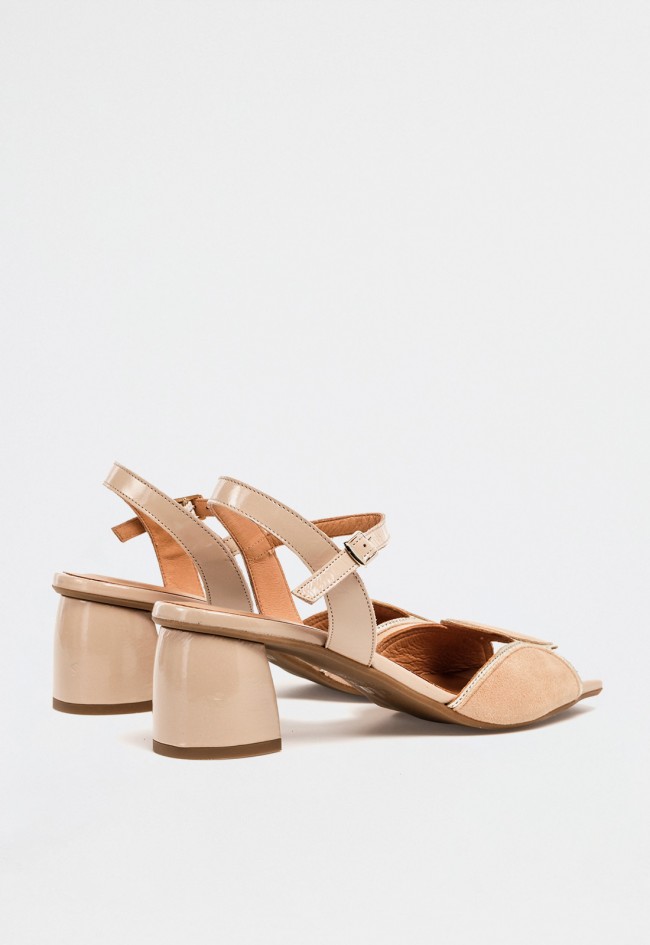 Sandalia mujer beige de piel y ante con tacón alto y detalles dorados – sofisticación y estilo con punta cuadrada Glo 0471052