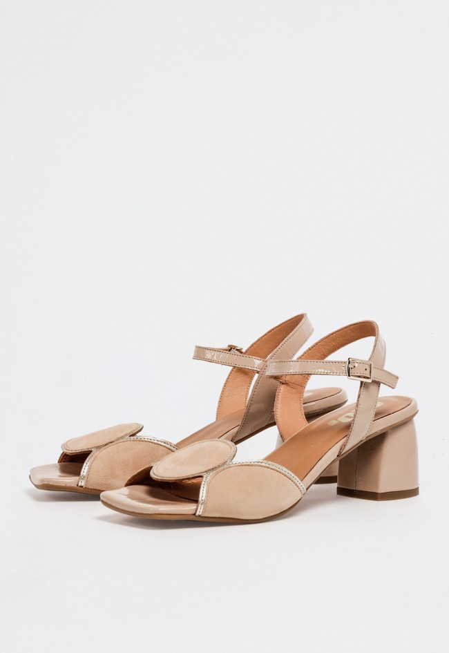 Sandalia mujer beige de piel y ante con tacón alto y detalles dorados – sofisticación y estilo con punta cuadrada Glo 0471052