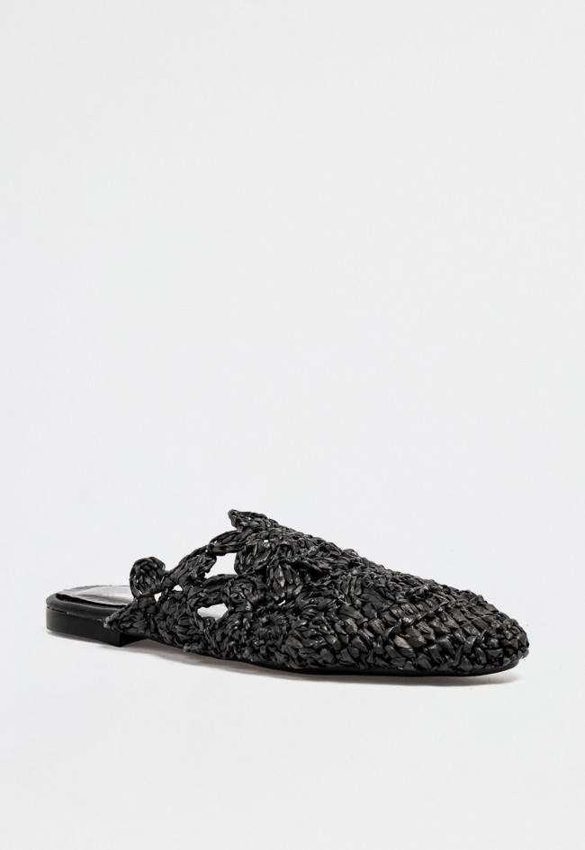 Zueco plano de mujer de rafia trenzada negra con diseño artesanal y estilo veraniego minimalista VAS 100251428