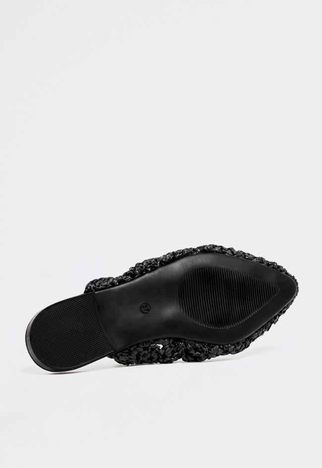 Zueco plano de mujer de rafia trenzada negra con diseño artesanal y estilo veraniego minimalista VAS 100251428