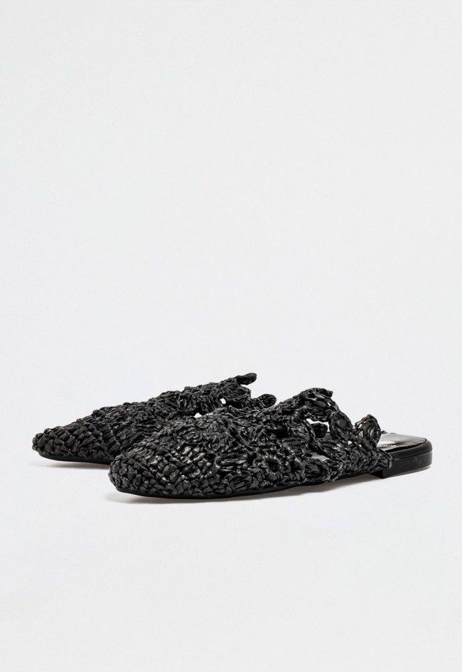 Zueco plano de mujer de rafia trenzada negra con diseño artesanal y estilo veraniego minimalista VAS 100251428