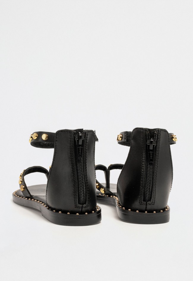 Sandalia plana de piel negra con tachas doradas y cierre trasero con cremallera para estilo sofisticado VAS rsp-6497