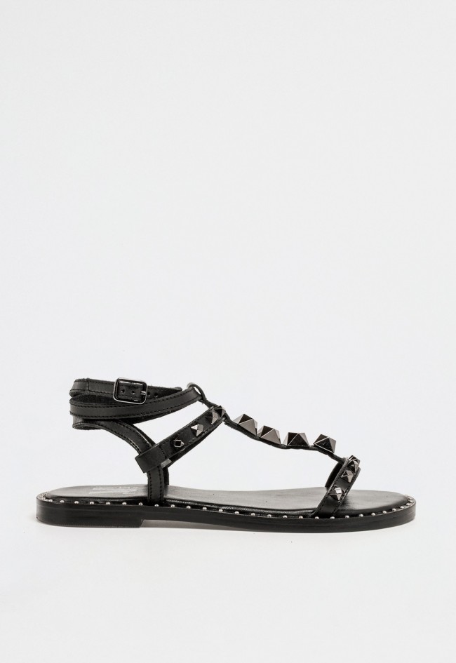 Sandalia plana de piel negra con tachas plateadas y pulsera al tobillo de diseño urbano refinado VAS rsp-9906