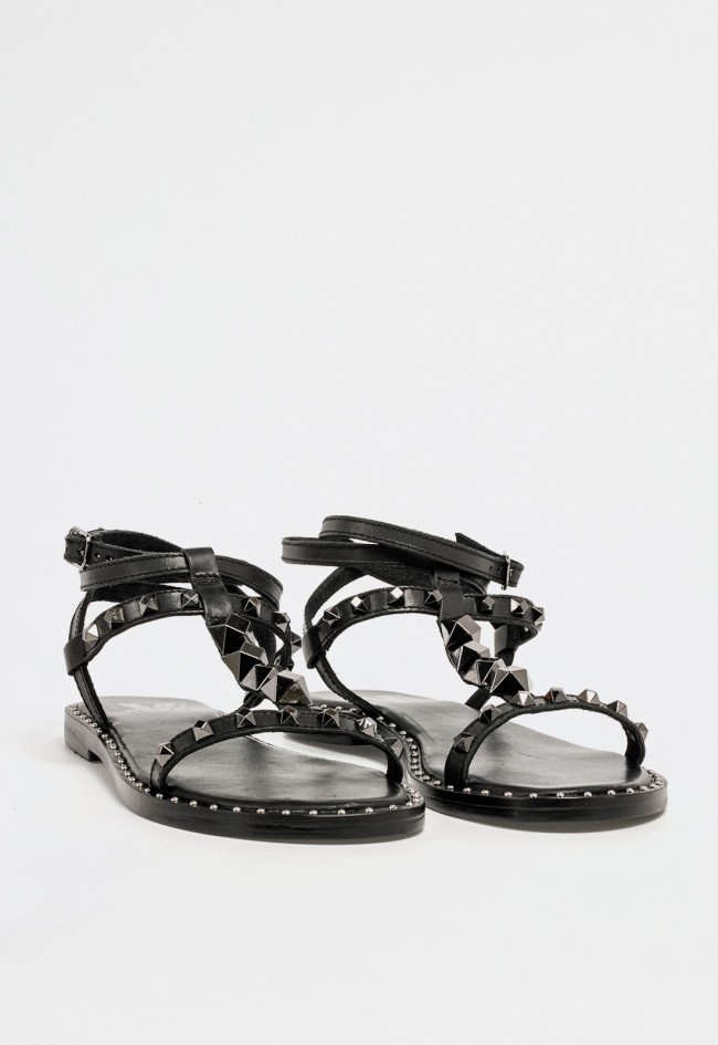 Sandalia plana de piel negra con tachas plateadas y pulsera al tobillo de diseño urbano refinado VAS rsp-9906