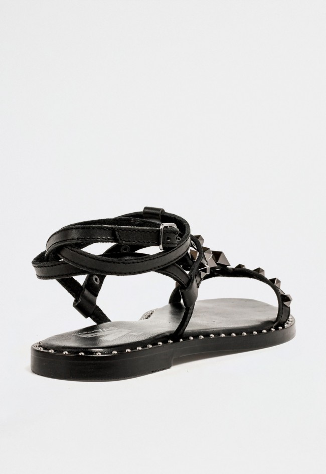 Sandalia plana de piel negra con tachas plateadas y pulsera al tobillo de diseño urbano refinado VAS rsp-9906