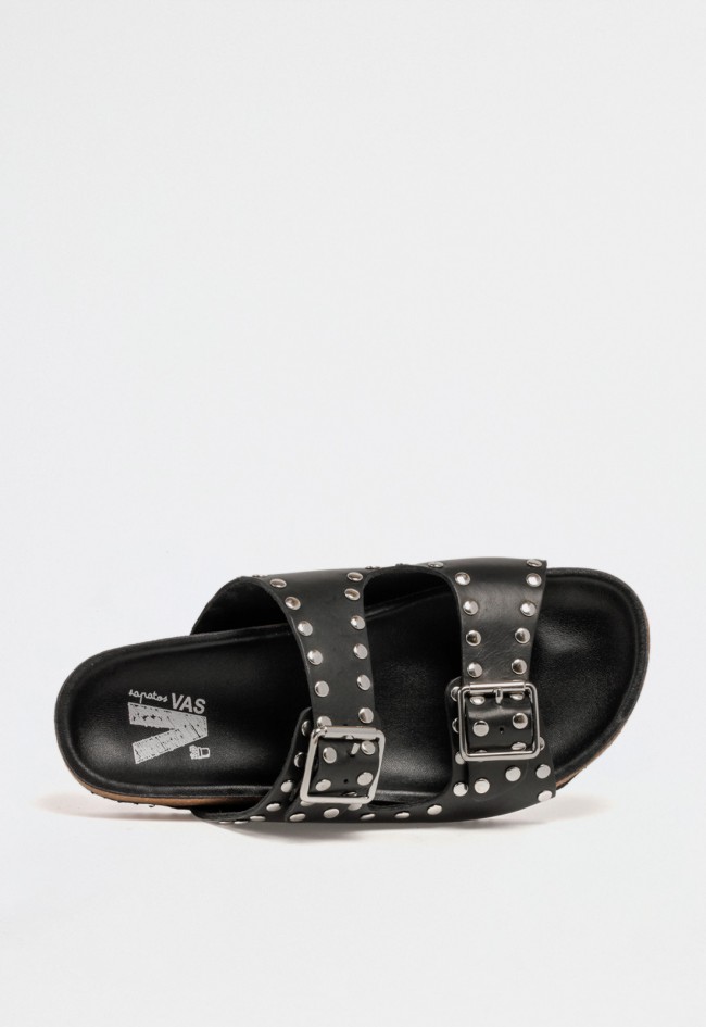Sandalia plana estilo bio de piel negra con hebillas plateadas y tachas decorativas de inspiración casual VAS rsp-9786