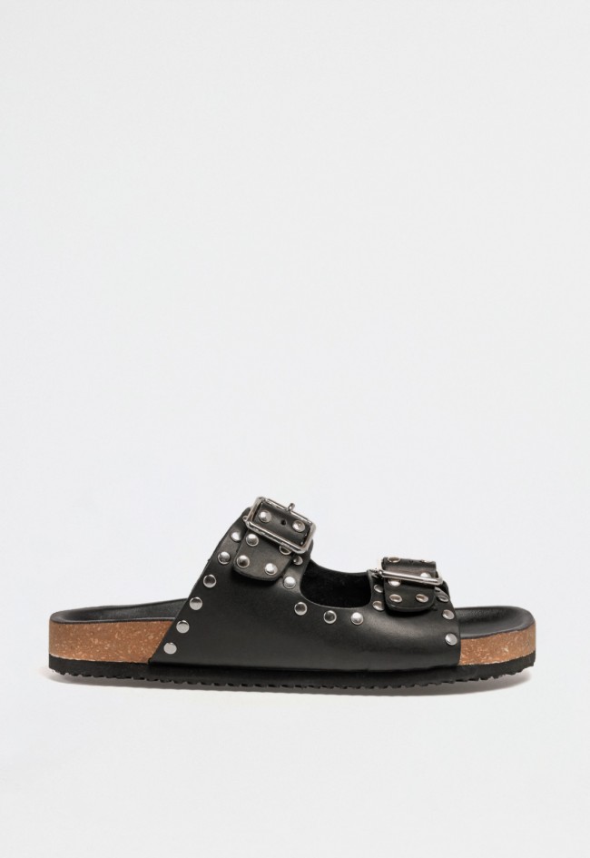 Sandalia plana estilo bio de piel negra con hebillas plateadas y tachas decorativas de inspiración casual VAS rsp-9786