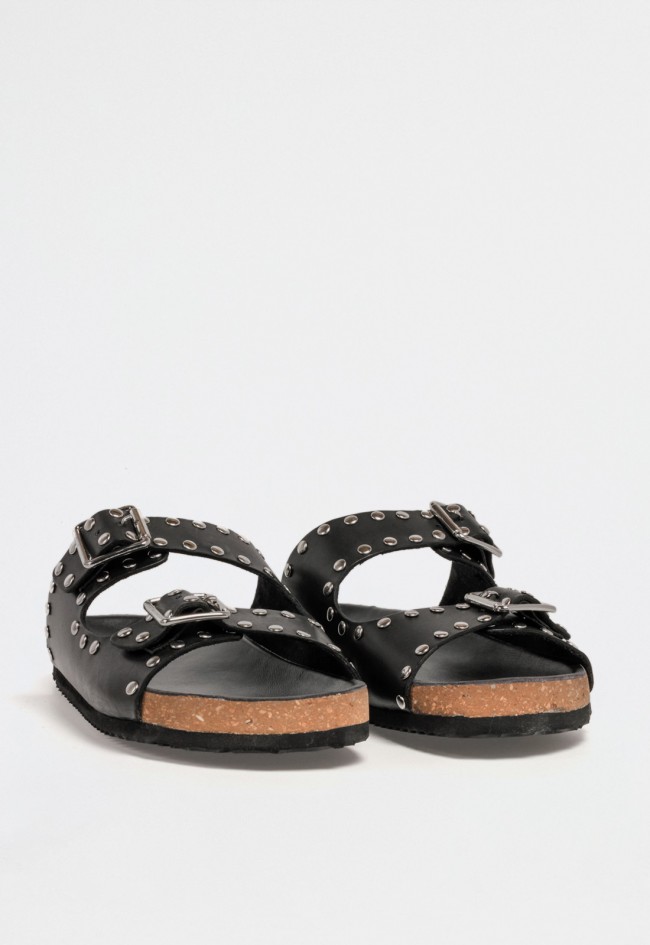 Sandalia plana estilo bio de piel negra con hebillas plateadas y tachas decorativas de inspiración casual VAS rsp-9786