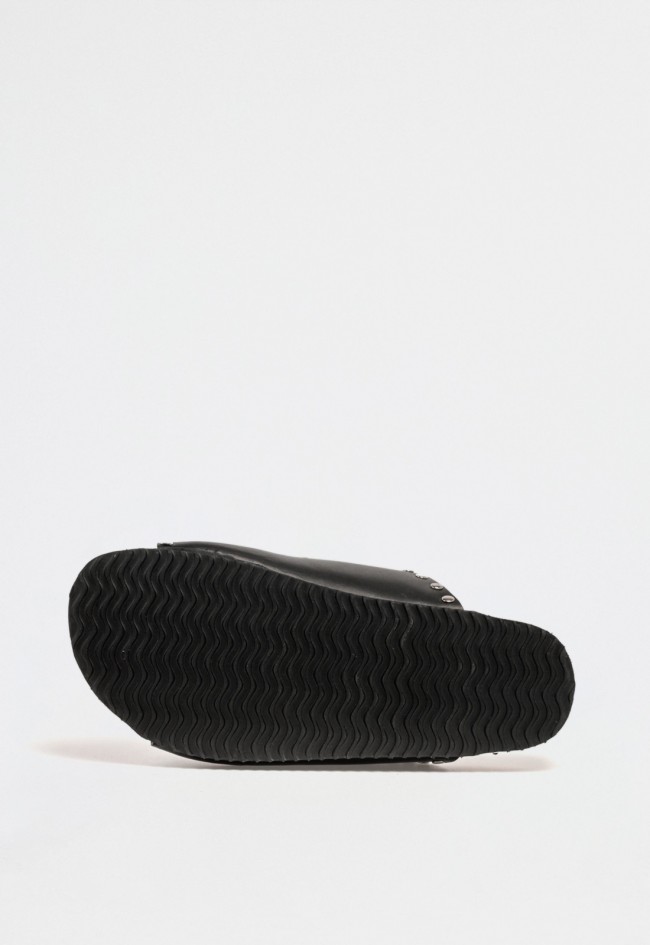 Sandalia plana estilo bio de piel negra con hebillas plateadas y tachas decorativas de inspiración casual VAS rsp-9786
