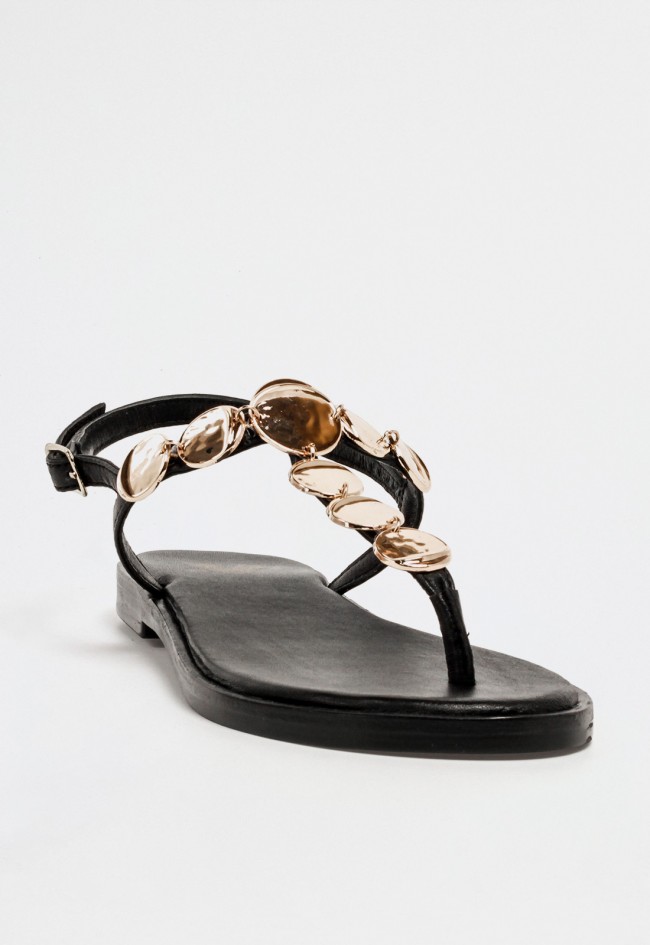 Sandalia plana de piel negra con adornos metálicos dorados y cierre lateral con hebilla elegante VAS rsp-10733