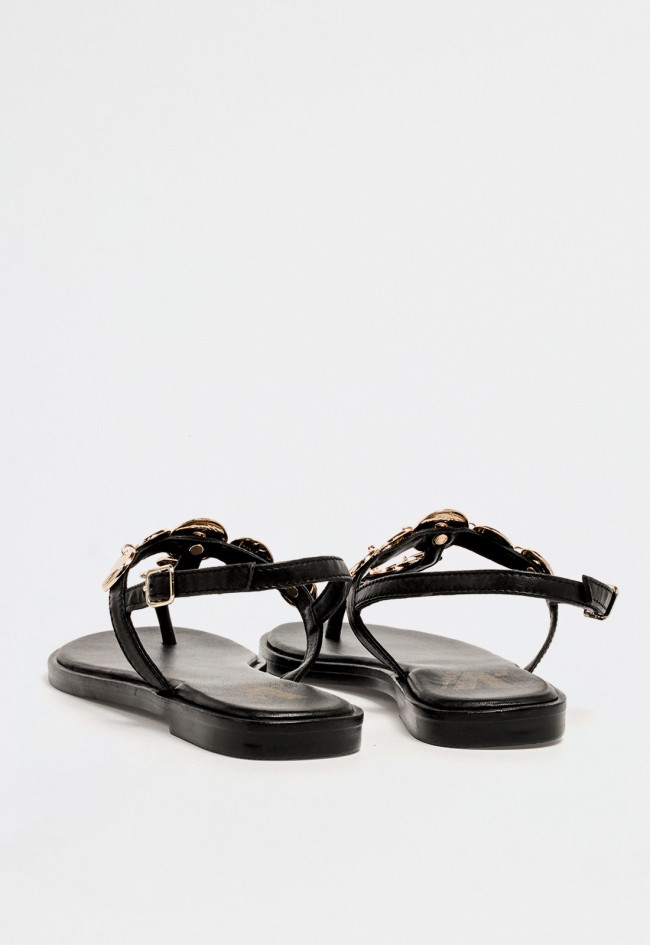 Sandalia plana de piel negra con adornos metálicos dorados y cierre lateral con hebilla elegante VAS rsp-10733