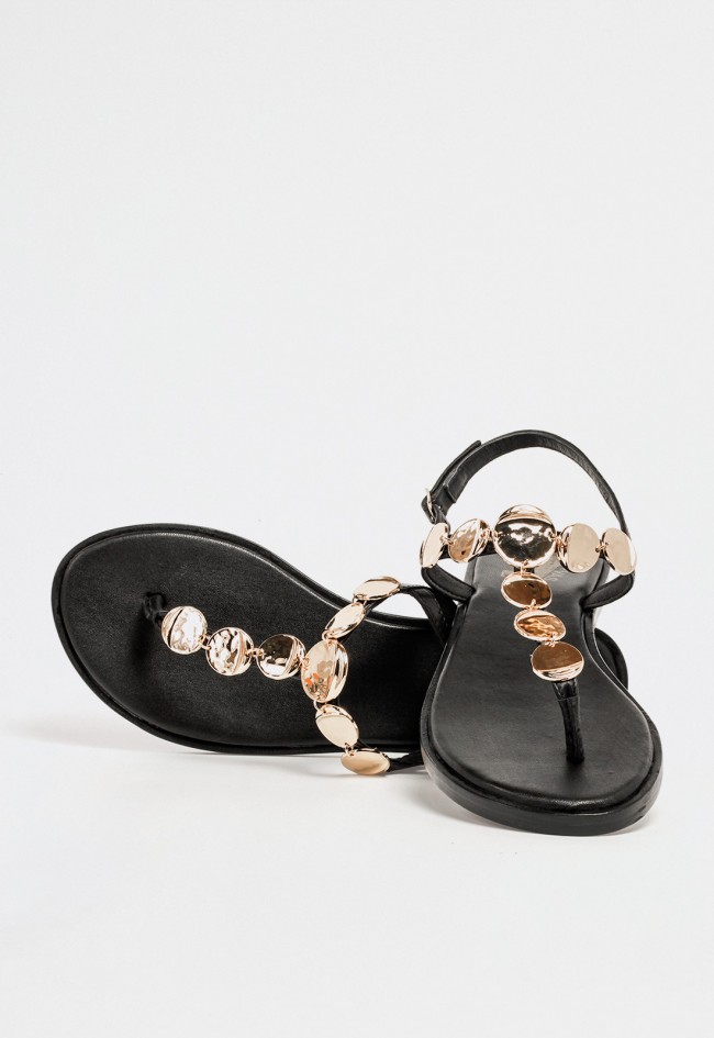 Sandalia plana de piel negra con adornos metálicos dorados y cierre lateral con hebilla elegante VAS rsp-10733