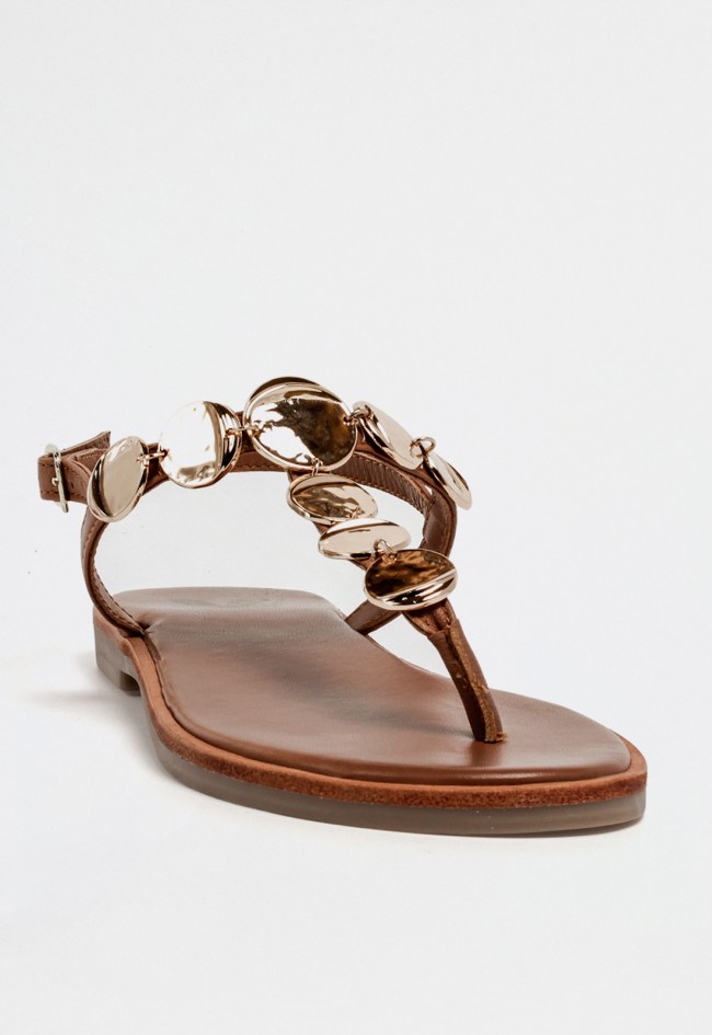 Sandalia plana de piel color cuero con adornos dorados y cierre lateral con hebilla elegante VAS rsp-10733