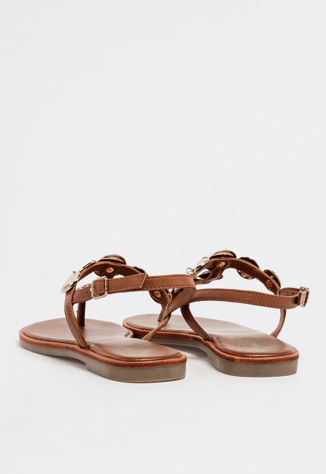 Sandalia plana de piel color cuero con adornos dorados y cierre lateral con hebilla elegante VAS rsp-10733