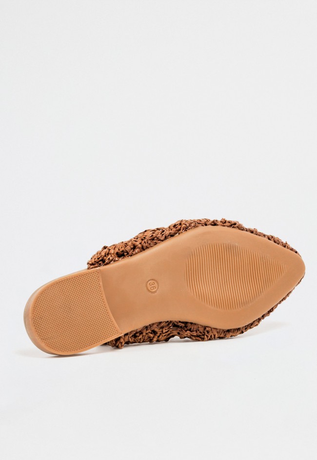 Zueco plano de mujer de rafia trenzada color cuero con diseño artesanal y estilo natural para verano VAS 100251428