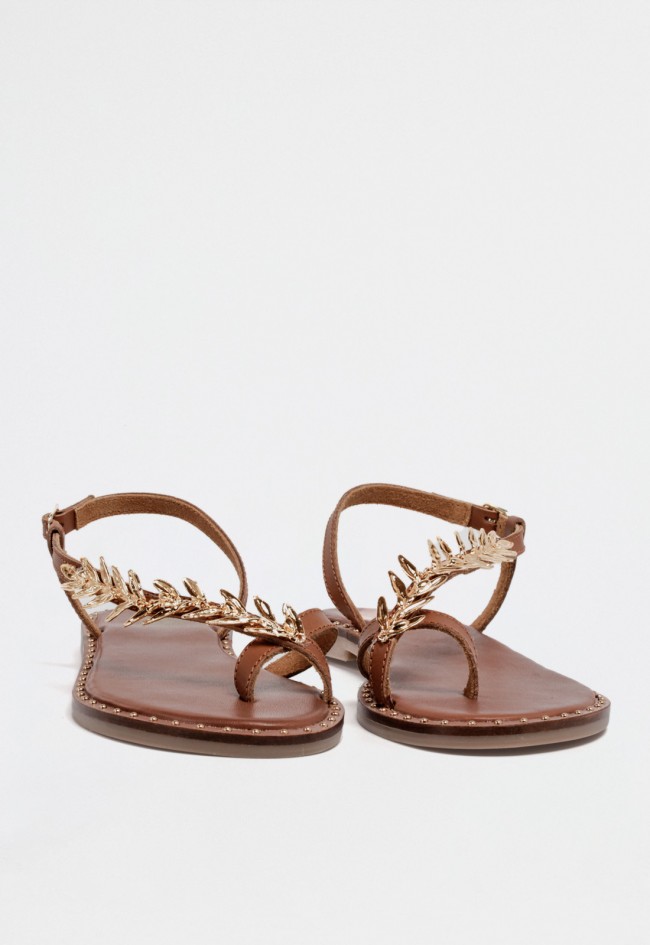 Sandalia plana de piel color cuero con detalle dorado diagonal y suela con pequeñas tachas metálicas VAS rsp-10816