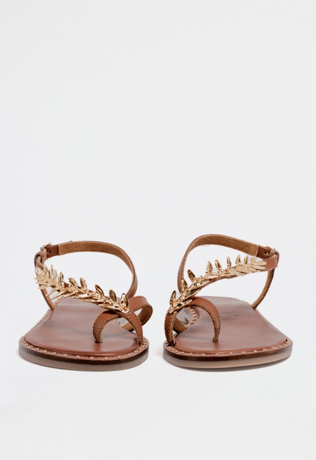 Sandalia plana de piel color cuero con detalle dorado diagonal y suela con pequeñas tachas metálicas VAS rsp-10816