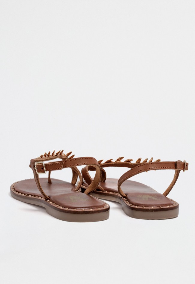 Sandalia plana de piel color cuero con detalle dorado diagonal y suela con pequeñas tachas metálicas VAS rsp-10816