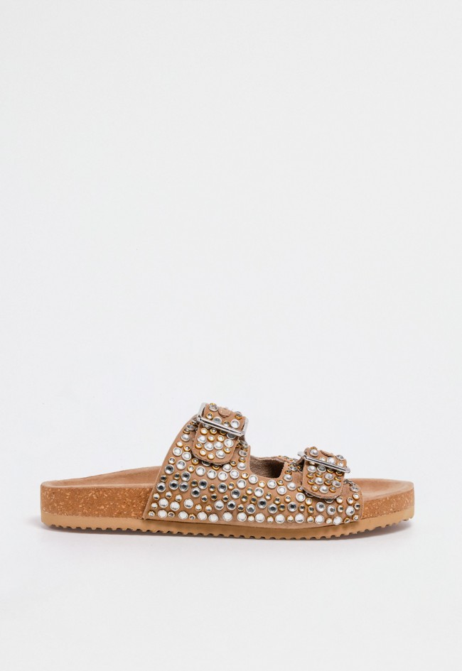 Sandalia plana bio de piel color tostado con hebillas metálicas y abalorios decorativos de inspiración natural VAS rsp-10424