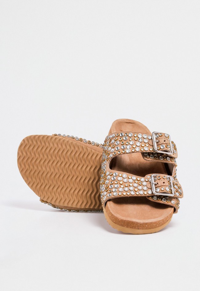 Sandalia plana bio de piel color tostado con hebillas metálicas y abalorios decorativos de inspiración natural VAS rsp-10424