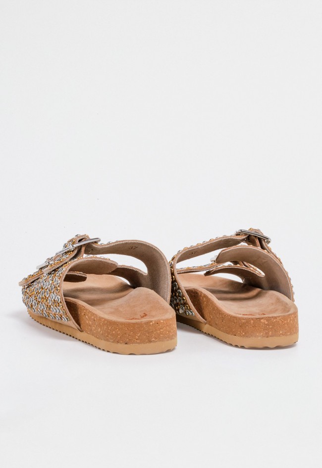 Sandalia plana bio de piel color tostado con hebillas metálicas y abalorios decorativos de inspiración natural VAS rsp-10424