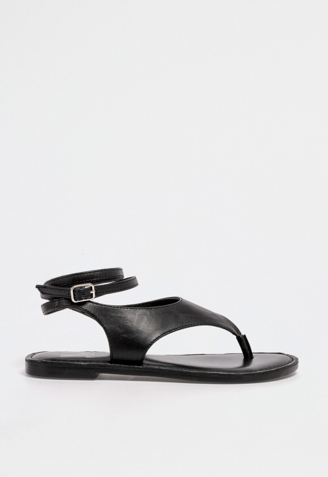 Sandalia plana de piel negra con tira ancha delantera y pulsera al tobillo con cierre de hebilla VAS rsp-10525
