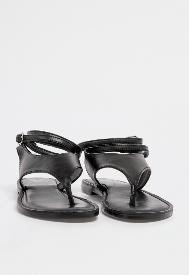 Sandalia plana de piel negra con tira ancha delantera y pulsera al tobillo con cierre de hebilla VAS rsp-10525