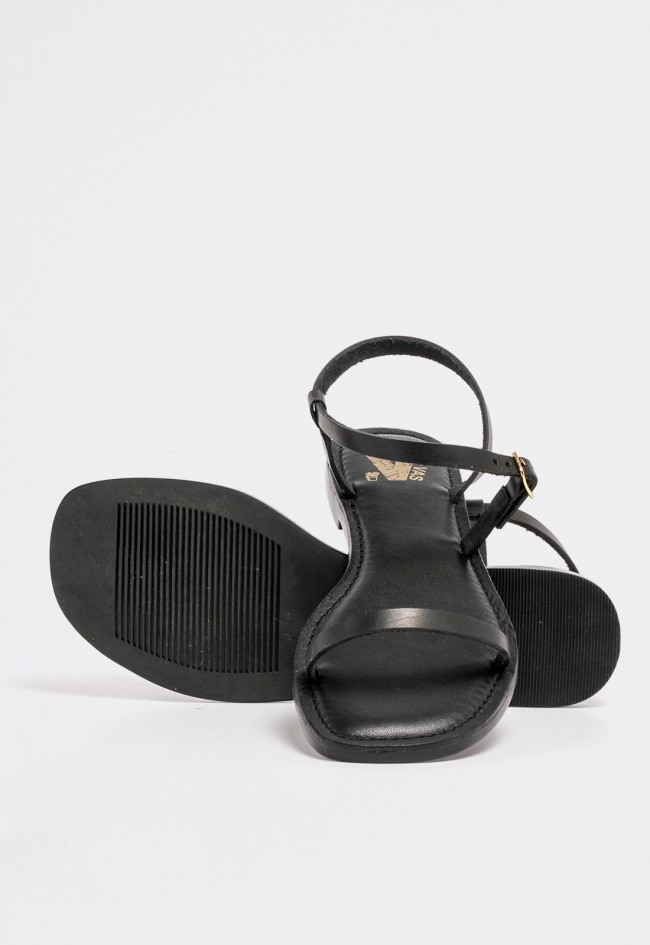 Sandalia plana de piel negra con diseño minimalista de tiras finas y cierre de hebilla en el tobillo VAS rsp-11010